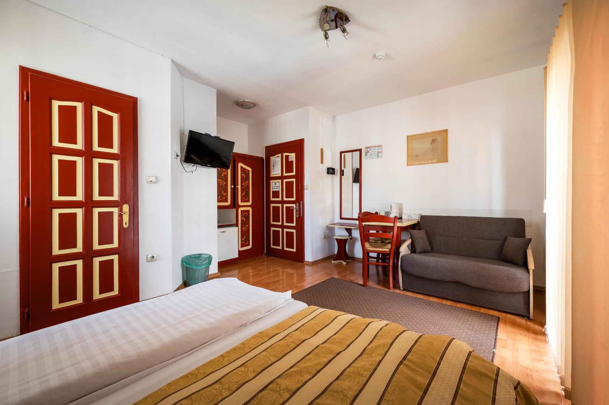 Hotel Sugas Sfantu Gheorghe  ภายนอก รูปภาพ